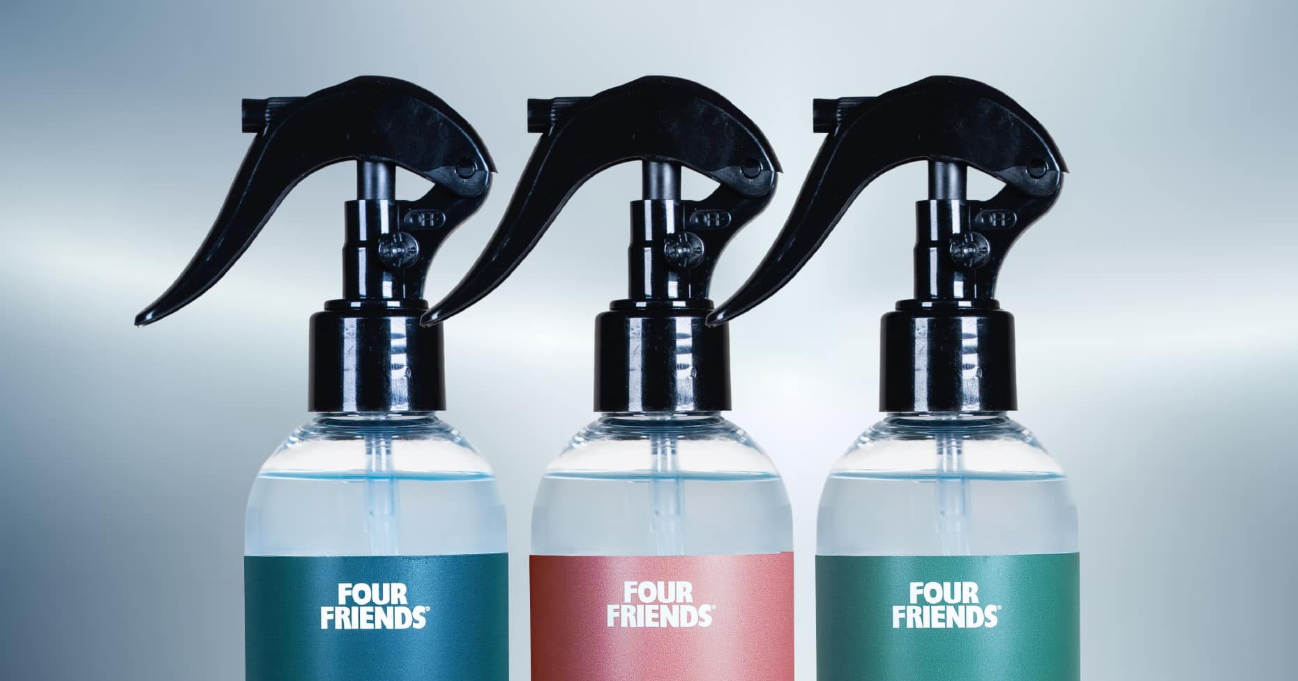 Tre sprayflaskor med rengöringsprodukter för djur