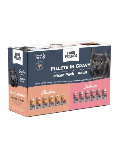 Kartong med bild på en grå katt bredvid texten "Fillets in gravy" med bilder under på portionspåsar med kattmat.